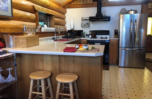 Sterling House | Kenai Wildlife Cabin - Cozy log home with mountain views. Pet friendly!