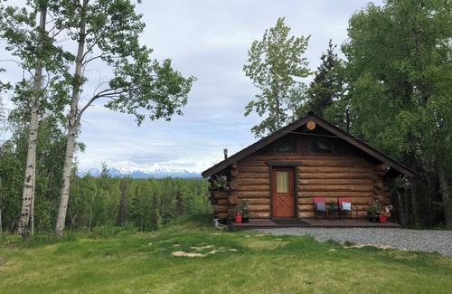 Sterling House | Kenai Wildlife Cabin - Cozy log home with mountain views. Pet friendly!