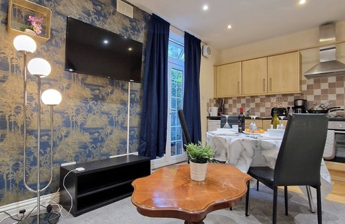 Coventry Apartment | Kenilworth Modern Apartment with 2 Bedrooms