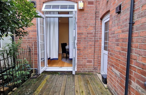 Coventry Apartment | Kenilworth Modern Apartment with 2 Bedrooms