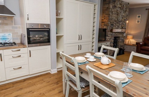 Seahouses Cottage | KENNIE COTTAGE, pet friendly, country holiday cottage in Seahouses