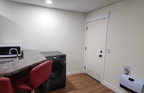 Shannon Lake House | Kento Executive B&B is a nice and cozy 2 bedroom suite fully furnished