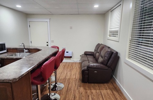 Shannon Lake House | Kento Executive B&B is a nice and cozy 2 bedroom suite fully furnished