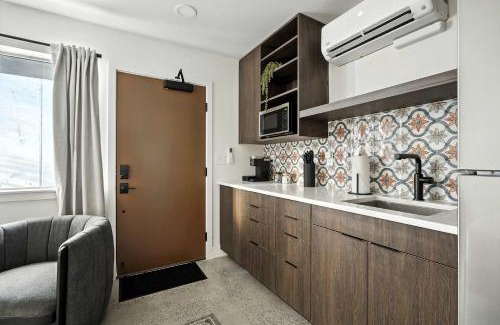 Kerns Apartment | Kerns Studio - Near Coffee Dining & Transit