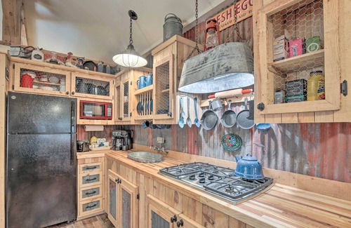 Kerrville House | Kerrville Converted Barn Tiny Home w/Kayaks!