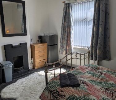 Kettering House | Kettering Town Vacations Free WiFi & Long stay with Shared Bathroom, lounge & kitchen Double & Single rooms available