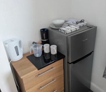 Kettering House | Kettering Town Vacations Free WiFi & Long stay with Shared Bathroom, lounge & kitchen Double & Single rooms available