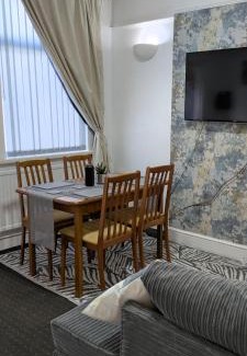 Kettering House | Kettering Town Vacations Free WiFi & Long stay with Shared Bathroom, lounge & kitchen Double & Single rooms available