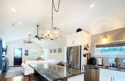 White Street Gallery District Cottage | Key Lime Cottage (Monthly)