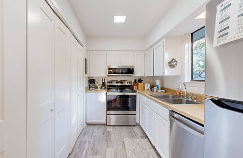 West Beach Cottage | Kiawah Resort snowbird hideaway with AC, steps to beach, near golf & tennis