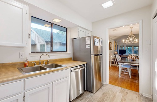 West Beach Cottage | Kiawah Resort snowbird hideaway with AC, steps to beach, near golf & tennis