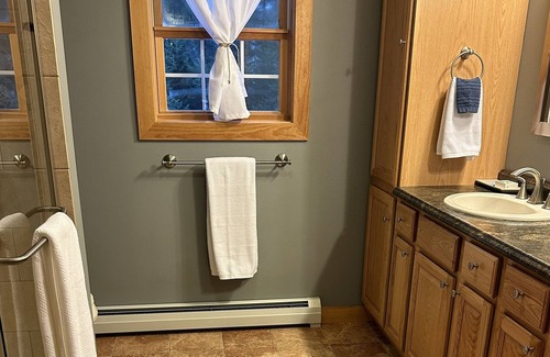 Wilmington House | Kiki's Cozy Mountain Chateau-Mount Snow! HOT TUB!