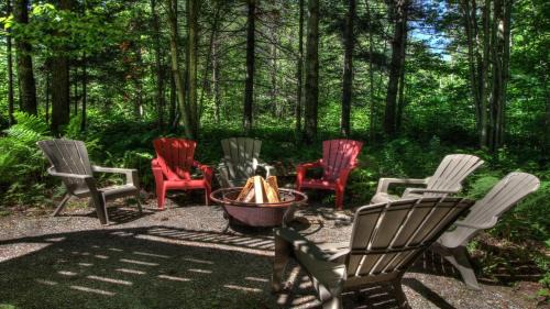 Killington House | Killington Mountain Retreat -Great Group Ski House! Close to Resort - Hot Tub - Ski Rental Deals