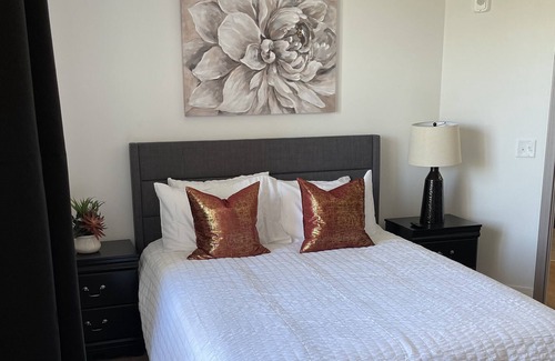 Madison Apartment | King | 2 Bed w/ Den | W/D | Family & Pet Friendly