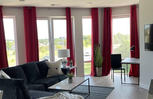 Madison Apartment | King | 2 Bed w/ Den | W/D | Family & Pet Friendly