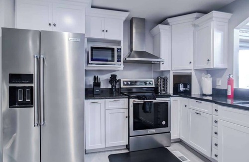 Summit Station House | King | BBQ | Sleeps 18 | Ping Pong | EV Charger