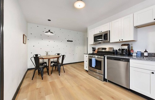 Lower Lawrenceville Apartment | King Bed, 2 Desks, Fast WiFi, Lively Lawrenceville