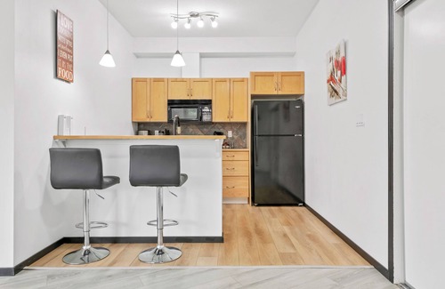 Southwest Edmonton Apartment | KING BED/AC/Clgry trail/Gateway/Whitemud