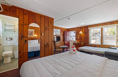 Littleton Hotel | King Bed Comfort Walk to Main Street