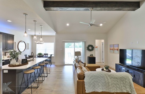 Abilene Cabin | King Bed - Country Modern Farmhouse Abilene - Sleeps 18 close to Dyess AFB