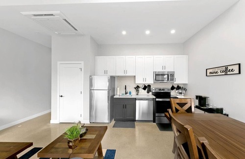 Downtown Cincinnati Apartment | King Bed, Downtown Steps from Bengals & Reds, Nippert Stadium, Minutes to OTR, TQL, Free Parking