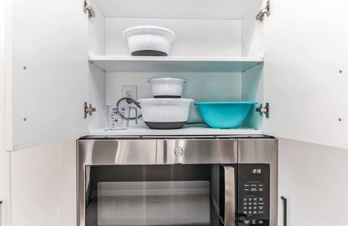 Downtown Cincinnati Apartment | King Bed, Downtown Steps from Bengals & Reds, Nippert Stadium, Minutes to OTR, TQL, Free Parking