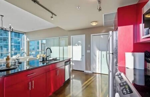 Victoria Park Apartment | King Bed | DT Views | UG Park | Walk to Saddledome