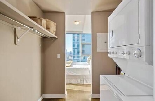 Victoria Park Apartment | King Bed | DT Views | UG Park | Walk to Saddledome