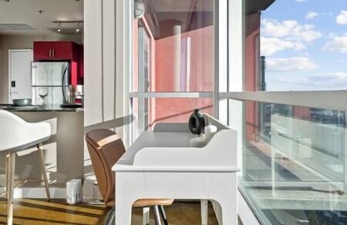 Victoria Park Apartment | King Bed | DT Views | UG Park | Walk to Saddledome