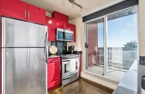 Victoria Park Apartment | King Bed | DT Views | UG Park | Walk to Saddledome