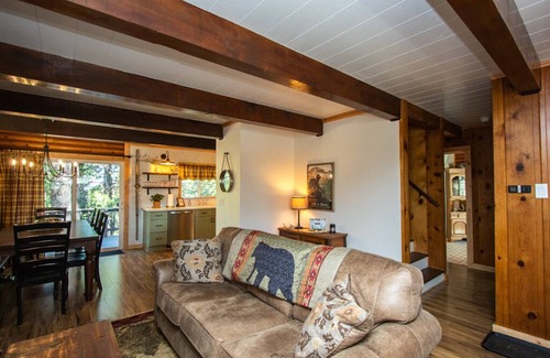 Mi-Wuk Village Cabin | King Bed, EV Plug, Pet Friendly, AC, Renovated