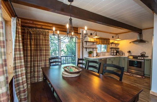 Mi-Wuk Village Cabin | King Bed, EV Plug, Pet Friendly, AC, Renovated