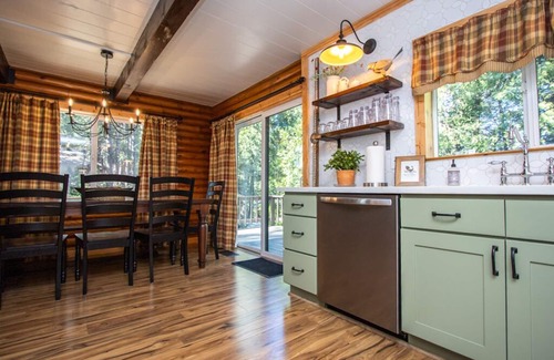 Mi-Wuk Village Cabin | King Bed, EV Plug, Pet Friendly, AC, Renovated