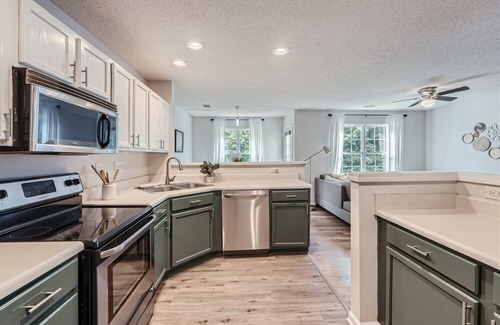 Charlotte House | King Bed-Family Friendly Townhome in University Area