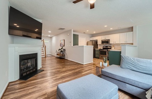 Charlotte House | King Bed-Family Friendly Townhome in University Area