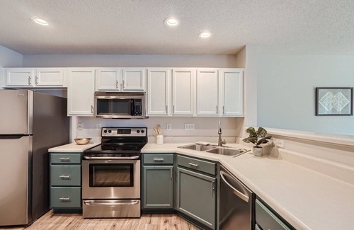 Charlotte House | King Bed-Family Friendly Townhome in University Area