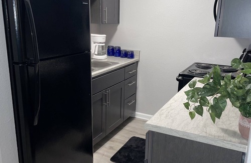 Beavercreek Apartment | King Bed. Funny Bone, Fraze, WPAFB, museum Adventure Reef. Fun get away!