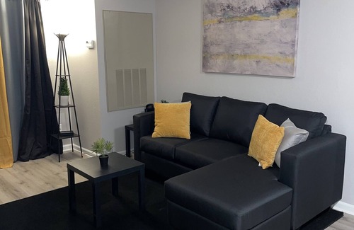 Beavercreek Apartment | King Bed. Funny Bone, Fraze, WPAFB, museum Adventure Reef. Fun get away!