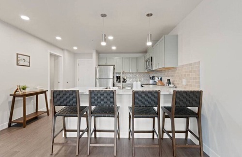 Riverside Apartment | King Bed! J & K on Main Luxury Apartment 403