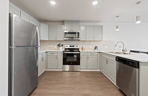 Riverside Apartment | King Bed! J & K on Main Luxury Apartment 403