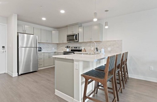 Riverside Apartment | King Bed! J & K on Main Luxury Apartment 403