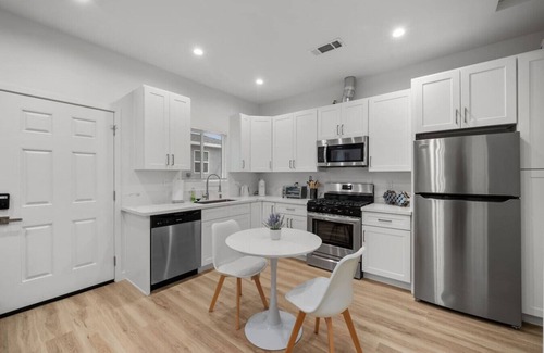 Burbank Apartment | King Bed Near Universal Studios Private Patio 102
