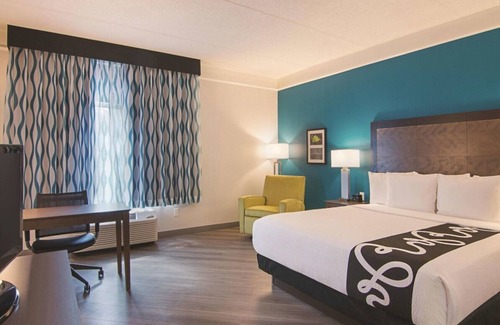 Orlando Hotel | King Bed, Non- Smoking at La Quinta Inn & Suites by Wyndham Orlando UCF