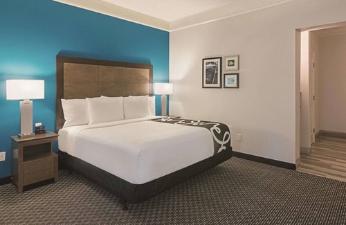 Orlando Hotel | King Bed, Non- Smoking at La Quinta Inn & Suites by Wyndham Orlando UCF