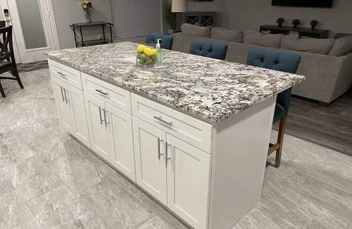 Northeast Carrollton House | King Bed, Open Kitchen/Living Room, Fast Internet, Sleeps 8 guests