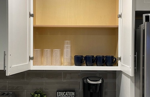 Northeast Carrollton House | King Bed, Open Kitchen/Living Room, Fast Internet, Sleeps 8 guests