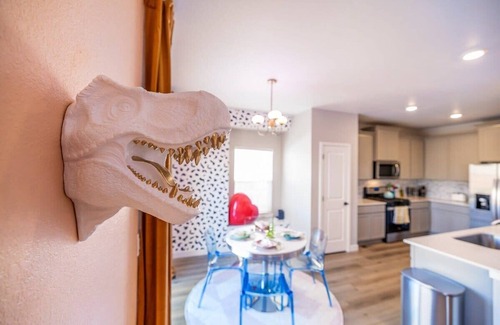 Commerce City House | King Bed/Pool/Golf/Arcade