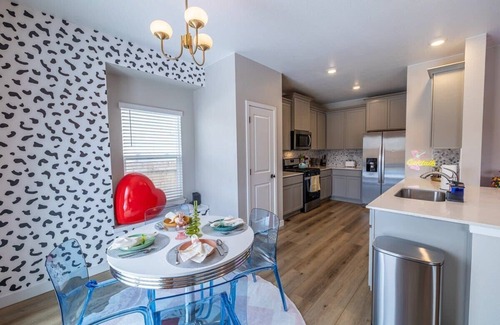 Commerce City House | King Bed/Pool/Golf/Arcade