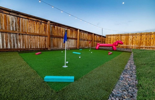 Commerce City House | King Bed/Pool/Golf/Arcade
