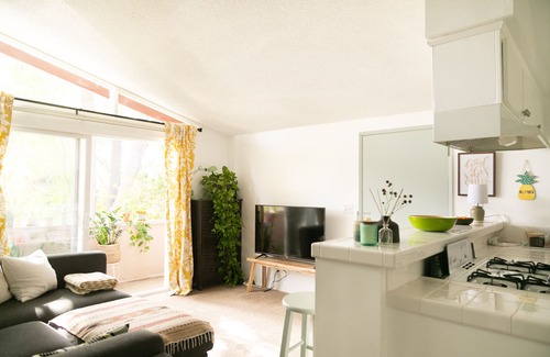 Thousand Oaks Apartment | 🌿 King Bed, Pool, Parking, Ideal for Long Stays